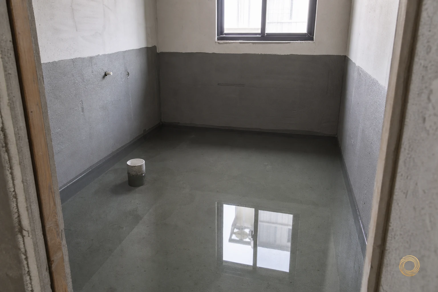 浴室地面防水層完成後進行蓄水試水，地面積水並在牆邊標記水位